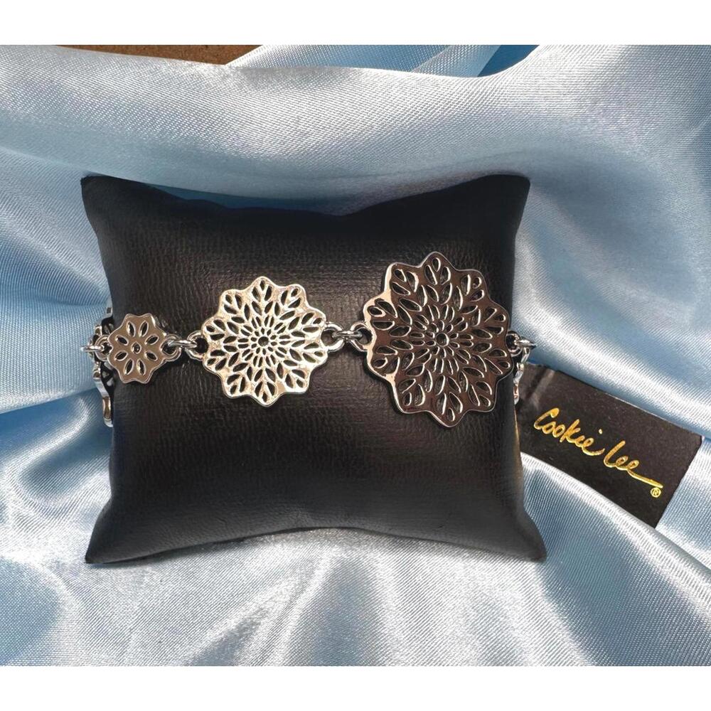 NWT Cookie Lee Gold Tone Laser Cut Snowflake Bracelet with Toggle Closure
